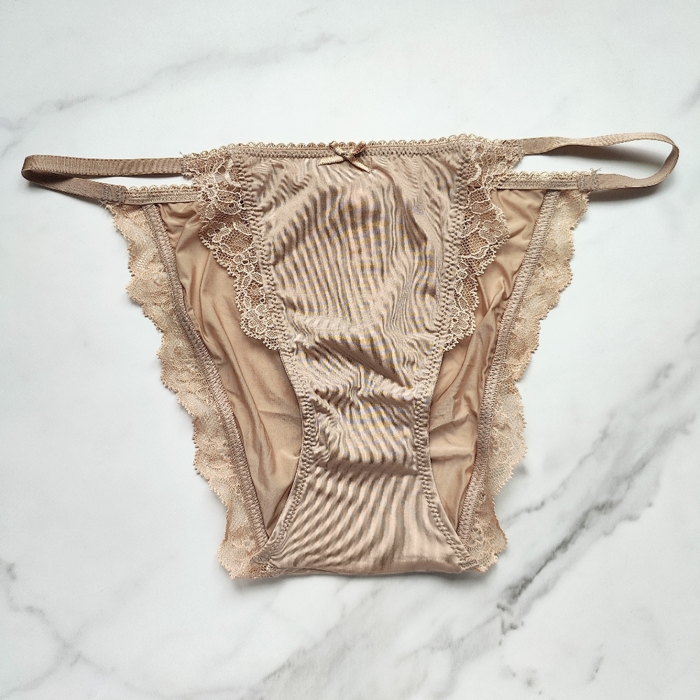 NWT VICTORIA'S SECRET DREAM ANGELS LACE-TRIM SMOOTH STRING BIKINI PANTY IN PRALI